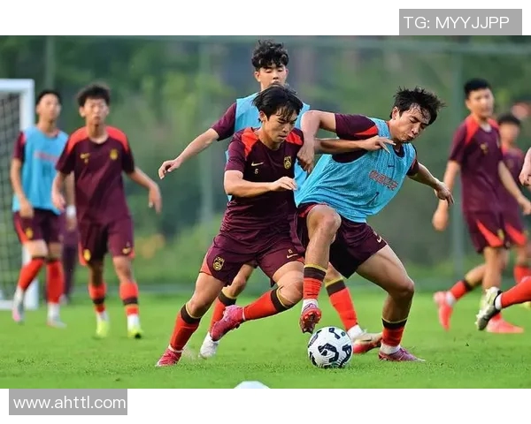 从逆境中崛起的足球明星们：他们的艰辛历程与辉煌成就